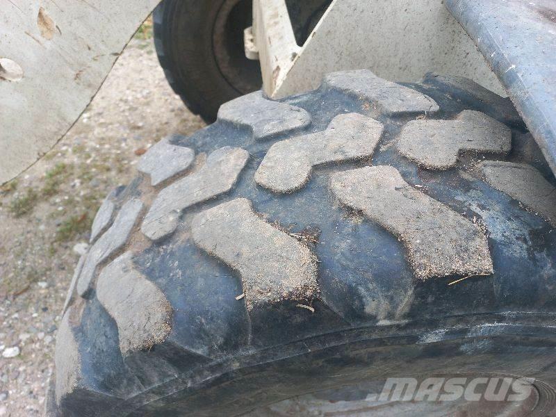 Schaeff SKL 824 Pale gommate