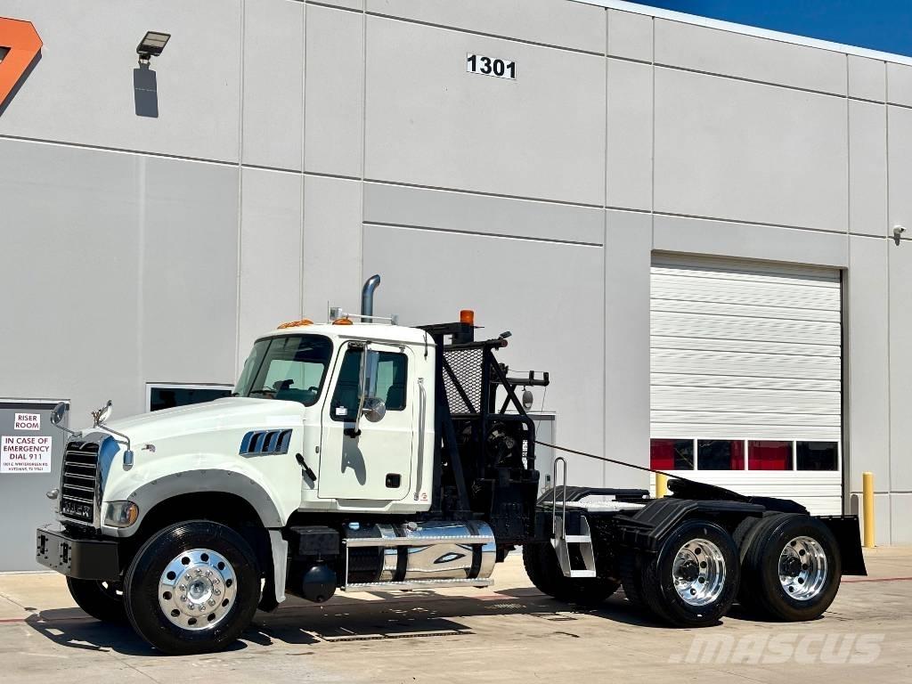 Mack GU713 Carroattrezzi