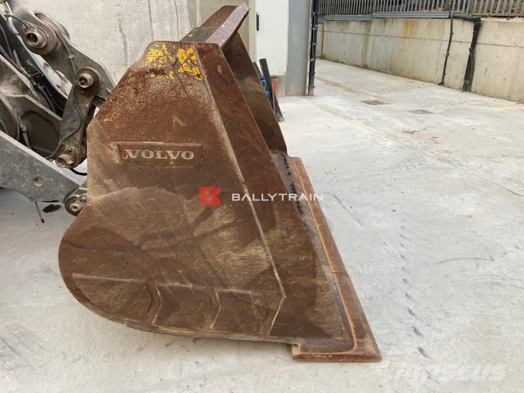 Volvo L 120 H Pale gommate