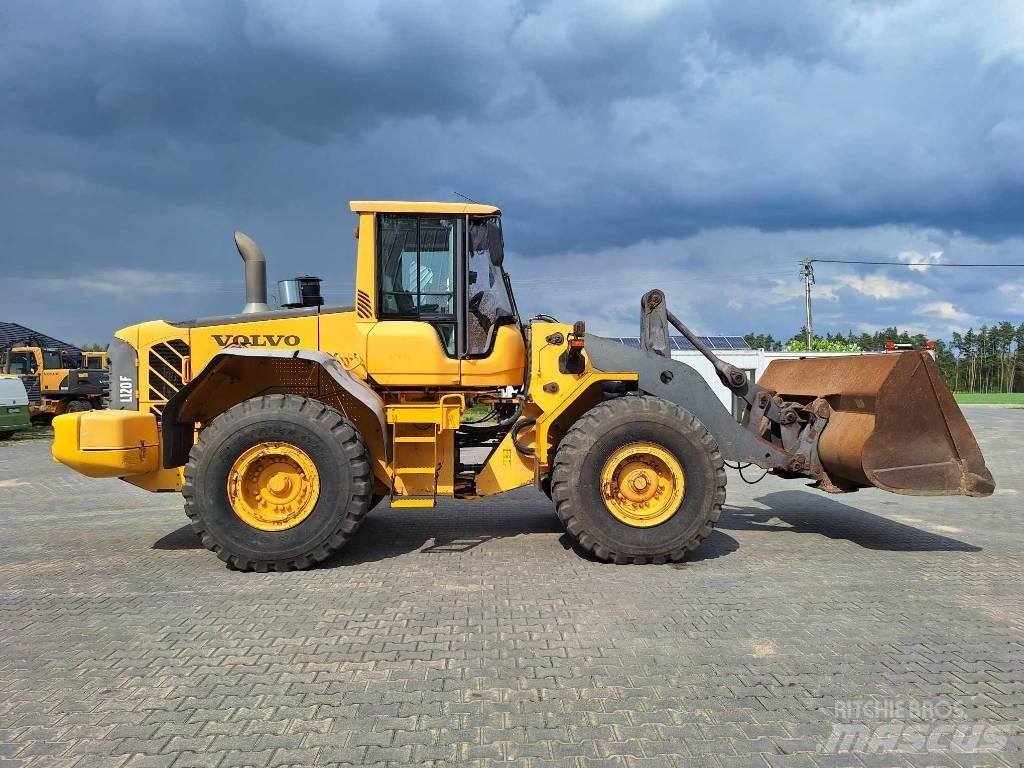 Volvo L 120 F Pale gommate