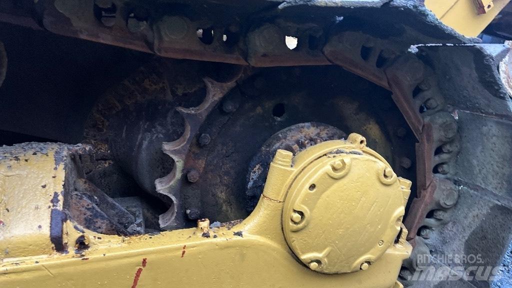 CAT D7 with ripper Dozer cingolati