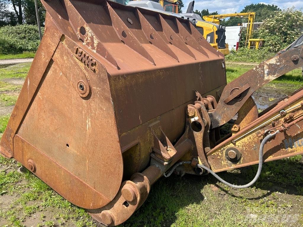 CAT 930H Pale gommate