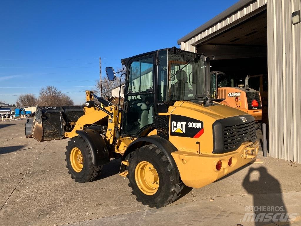 CAT 908m Pale gommate