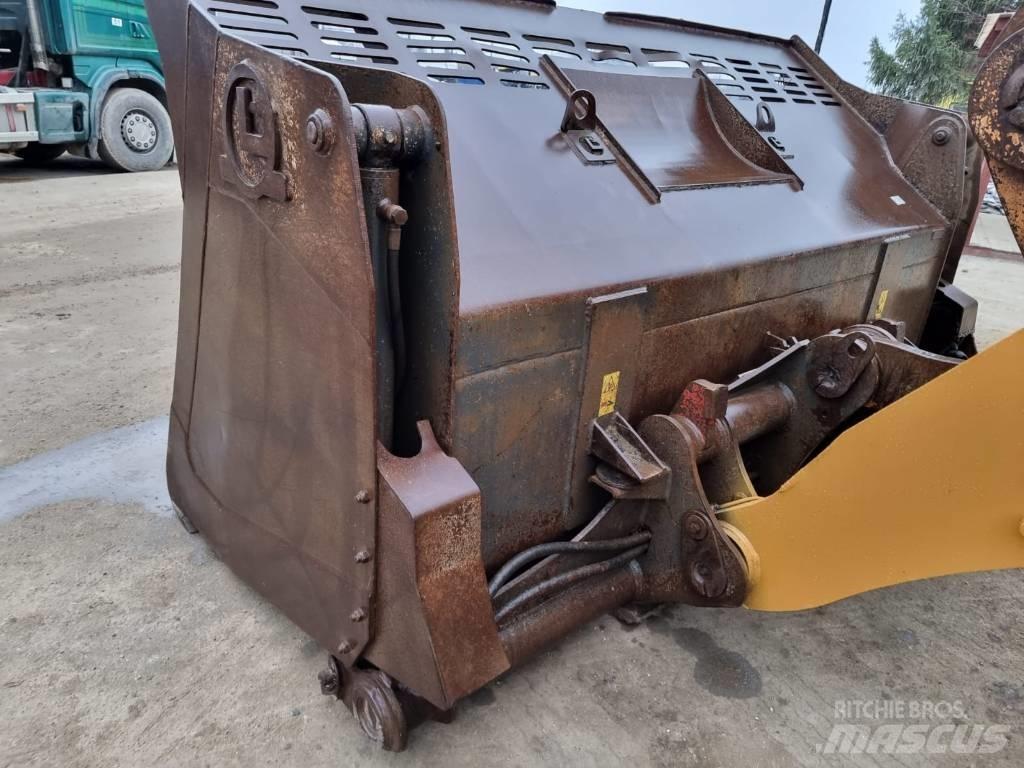 CASE 821 F Pale gommate