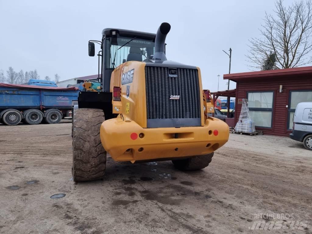 CASE 821 F Pale gommate