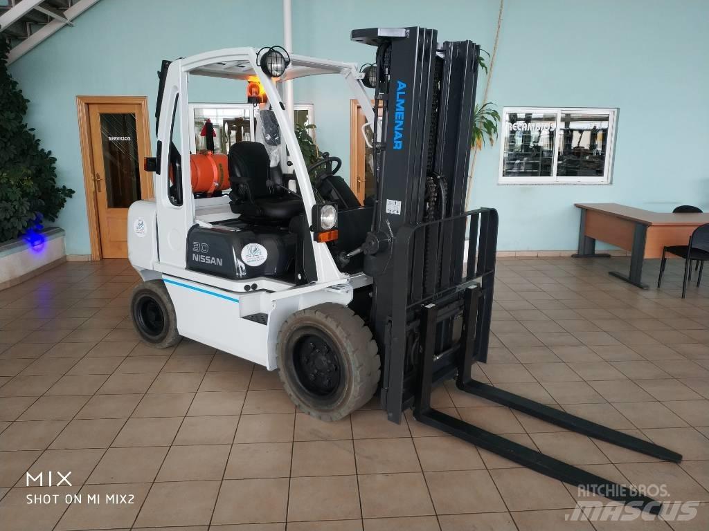 Nissan UGD-30 Carrelli elevatori GPL