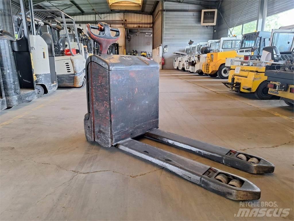 Fenwick T18 Transpallet uomo a terra