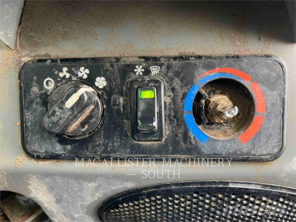 Bobcat T740 Pale cingolate