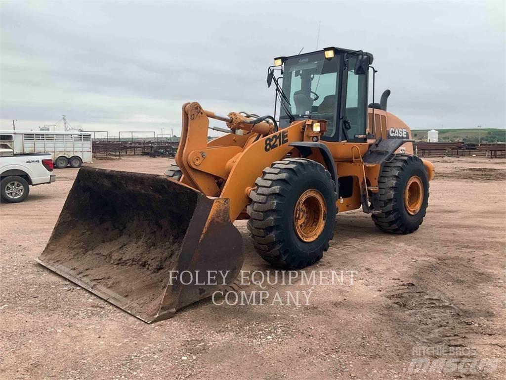 CASE 821E Pale gommate