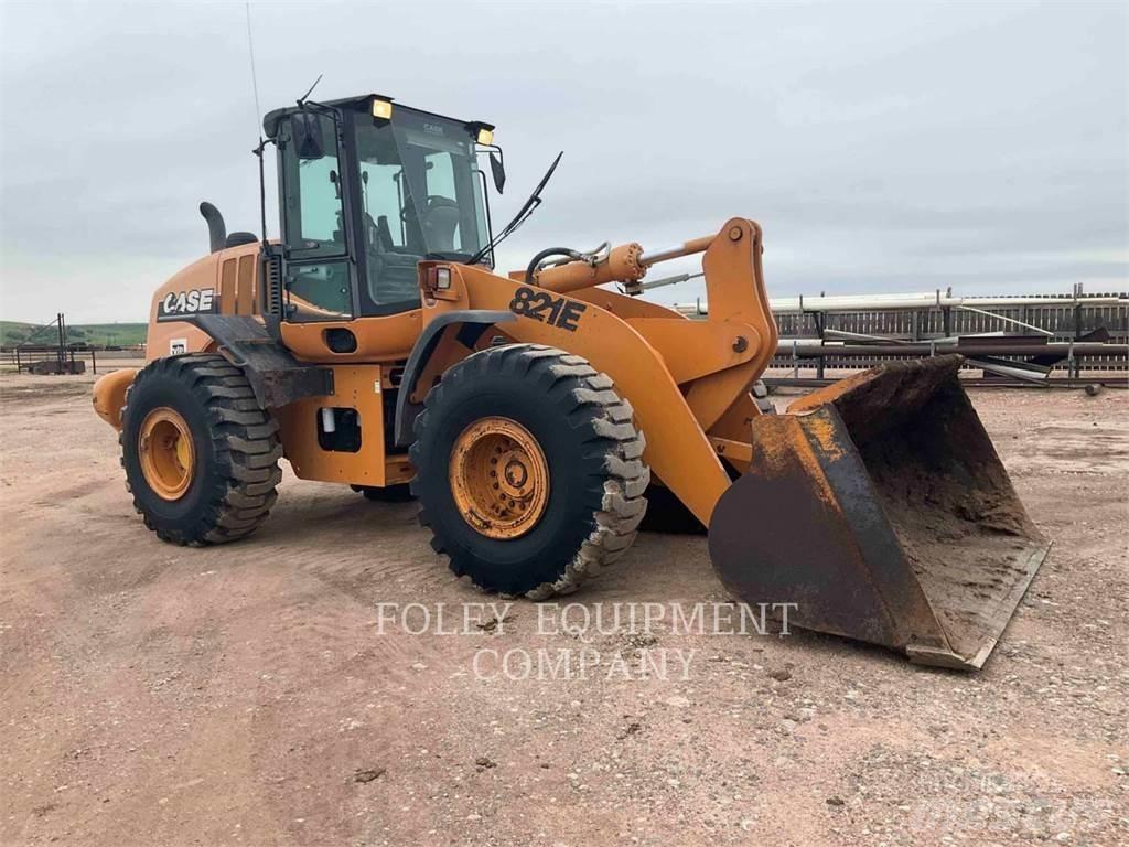 CASE 821E Pale gommate