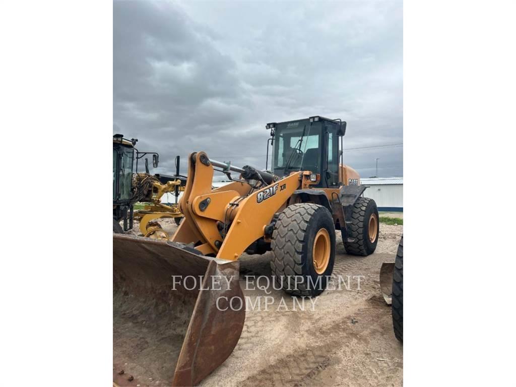 CASE 821F Pale gommate