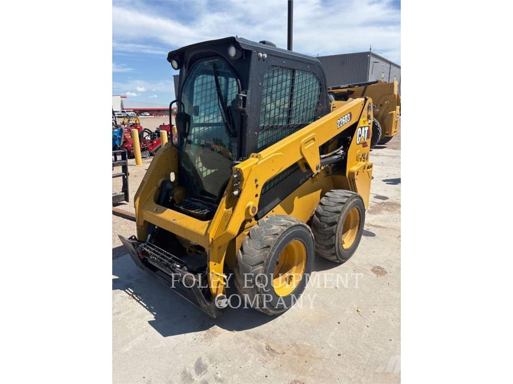 CAT 226D3STD1C Mini Pale Gommate