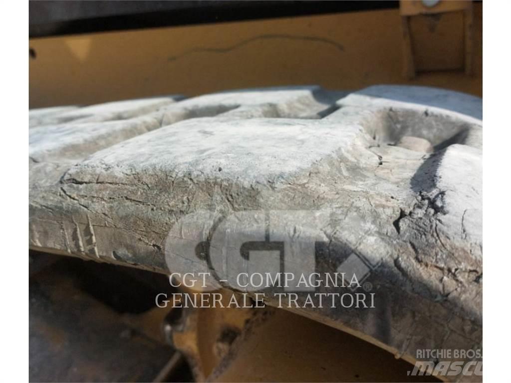 CAT 239D Pale cingolate