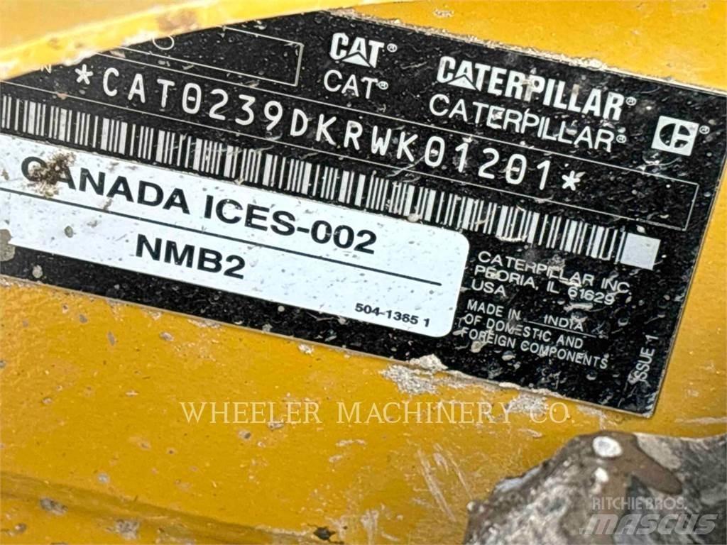 CAT 239D3 C3H2 Pale cingolate