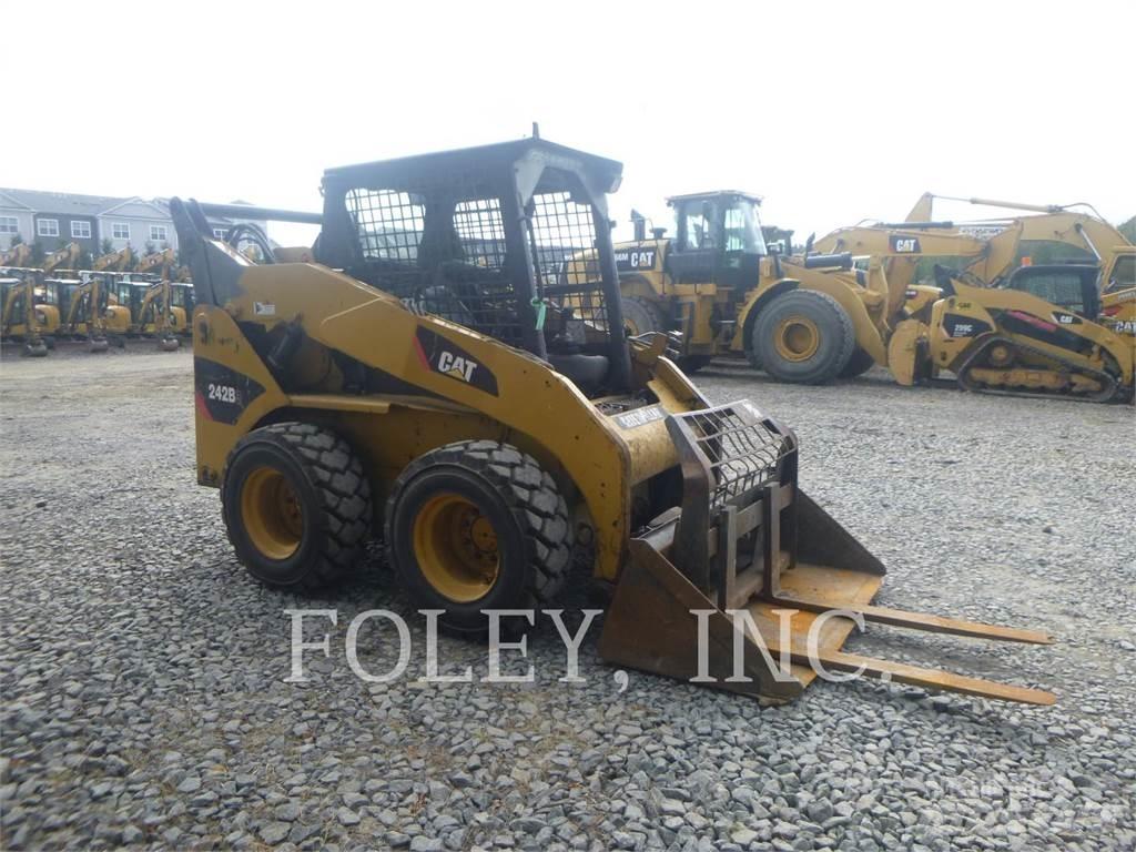 CAT 242B3 Mini Pale Gommate