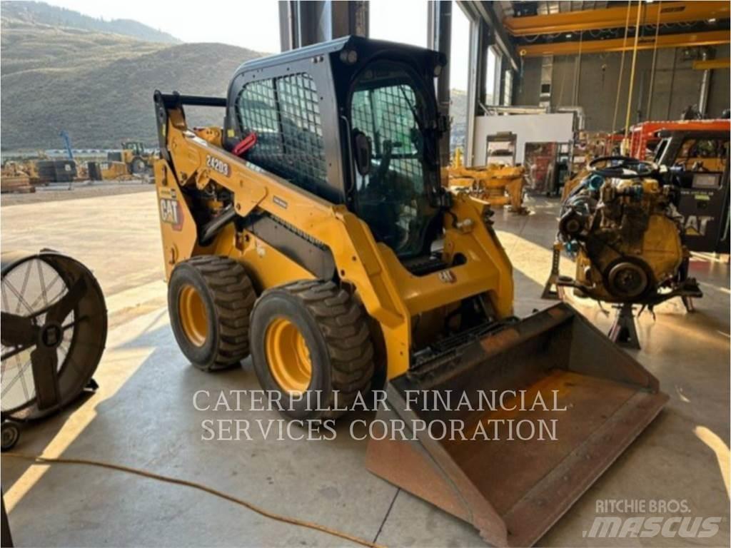 CAT 242D3 Mini Pale Gommate