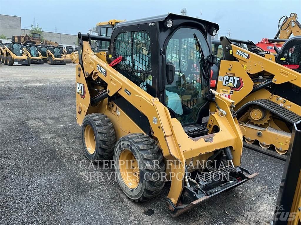 CAT 242D3 Mini Pale Gommate