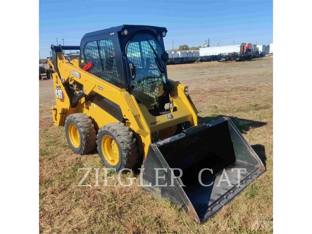 CAT 242D3 Mini Pale Gommate
