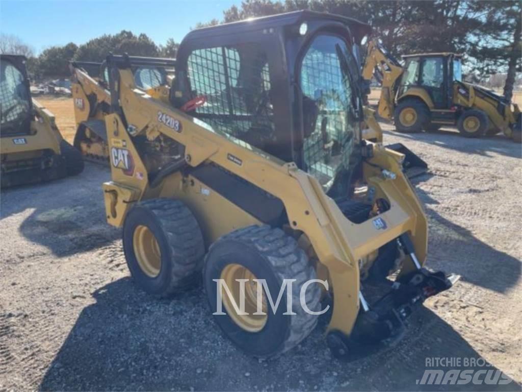 CAT 242D3 Mini Pale Gommate
