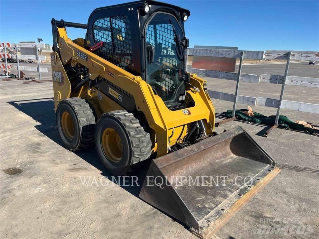 CAT 242D3 Mini Pale Gommate