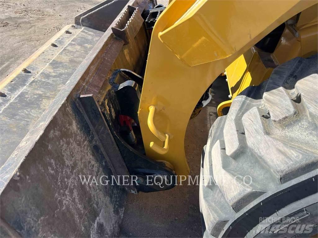 CAT 242D3 Mini Pale Gommate