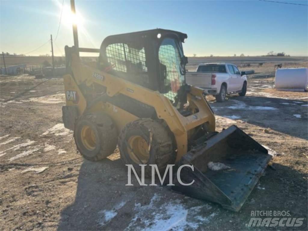 CAT 242D3 Mini Pale Gommate