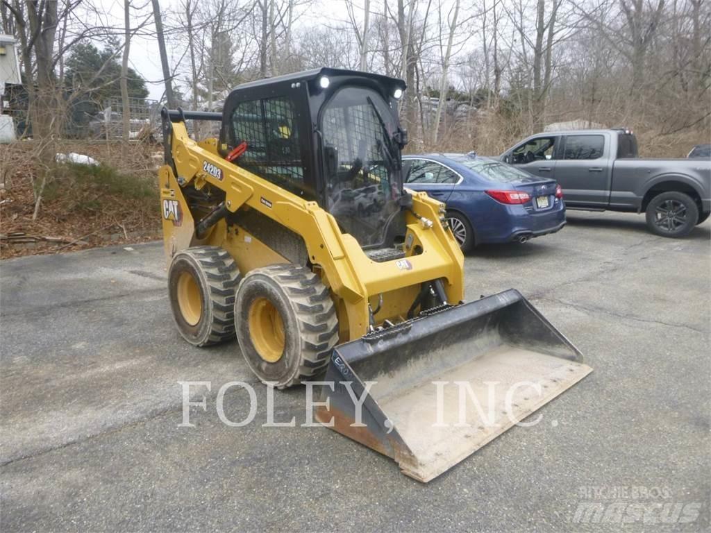 CAT 242D3 Mini Pale Gommate