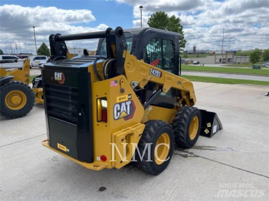 CAT 242D3 Mini Pale Gommate