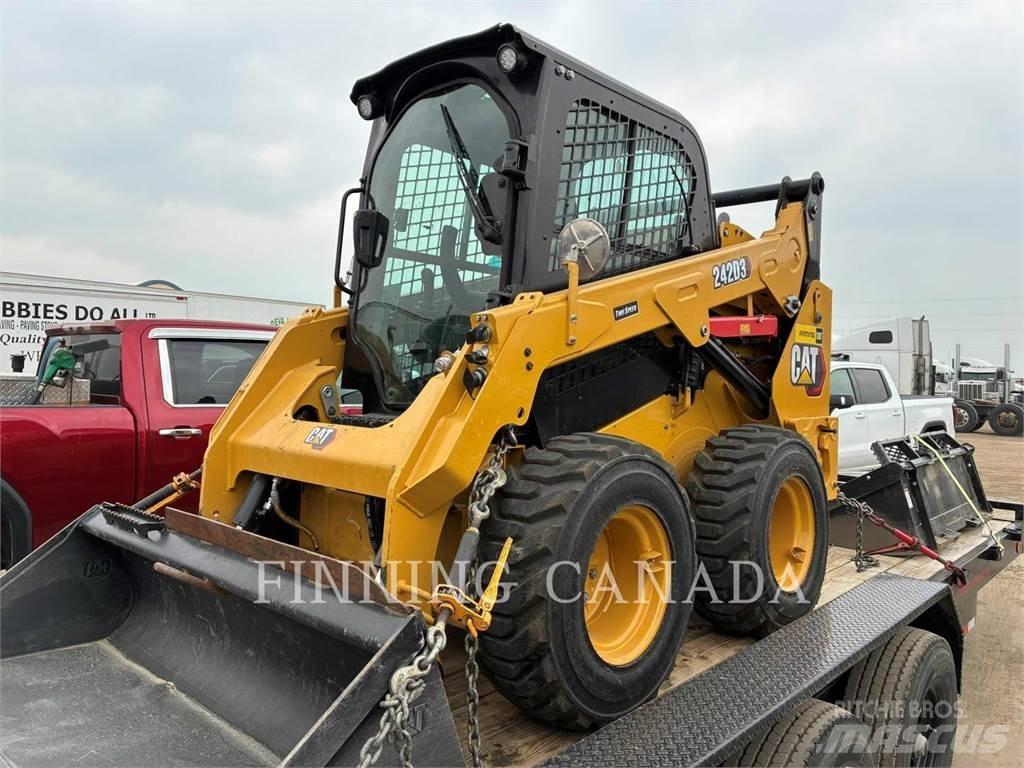 CAT 242D3 Mini Pale Gommate
