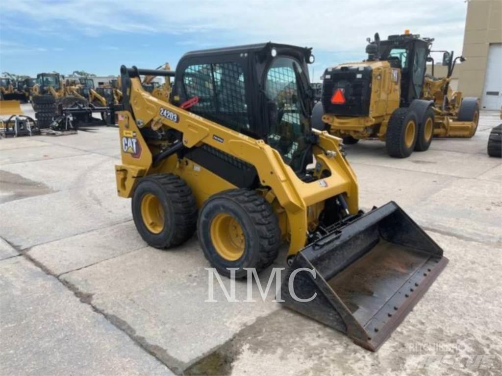 CAT 242D3 Mini Pale Gommate