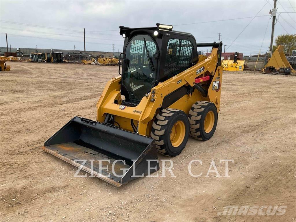 CAT 242D3 Mini Pale Gommate