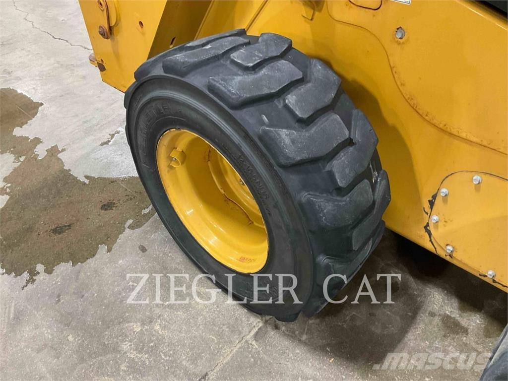 CAT 242D3 Mini Pale Gommate