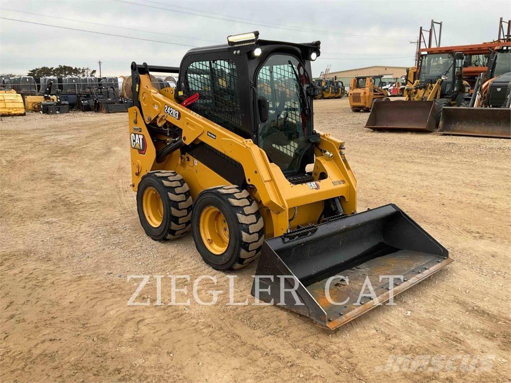 CAT 242D3 Mini Pale Gommate