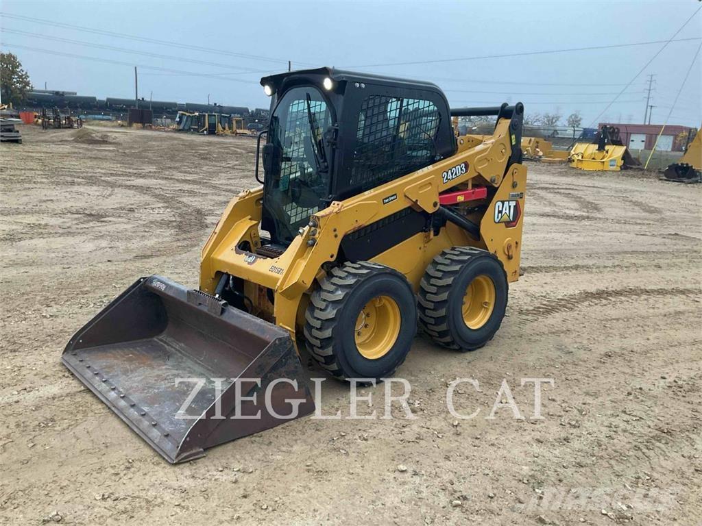CAT 242D3 Mini Pale Gommate