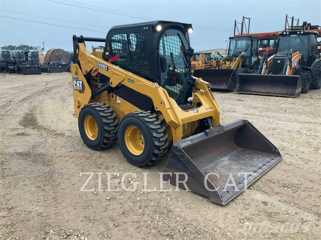 CAT 242D3 Mini Pale Gommate