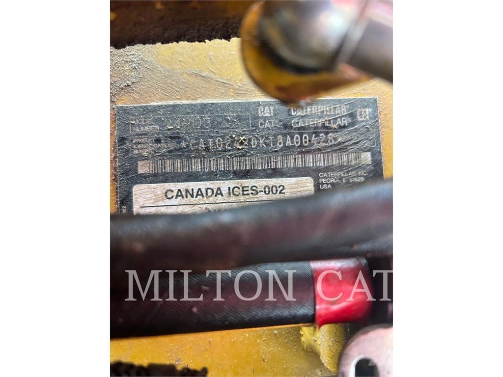 CAT 242D3 Mini Pale Gommate