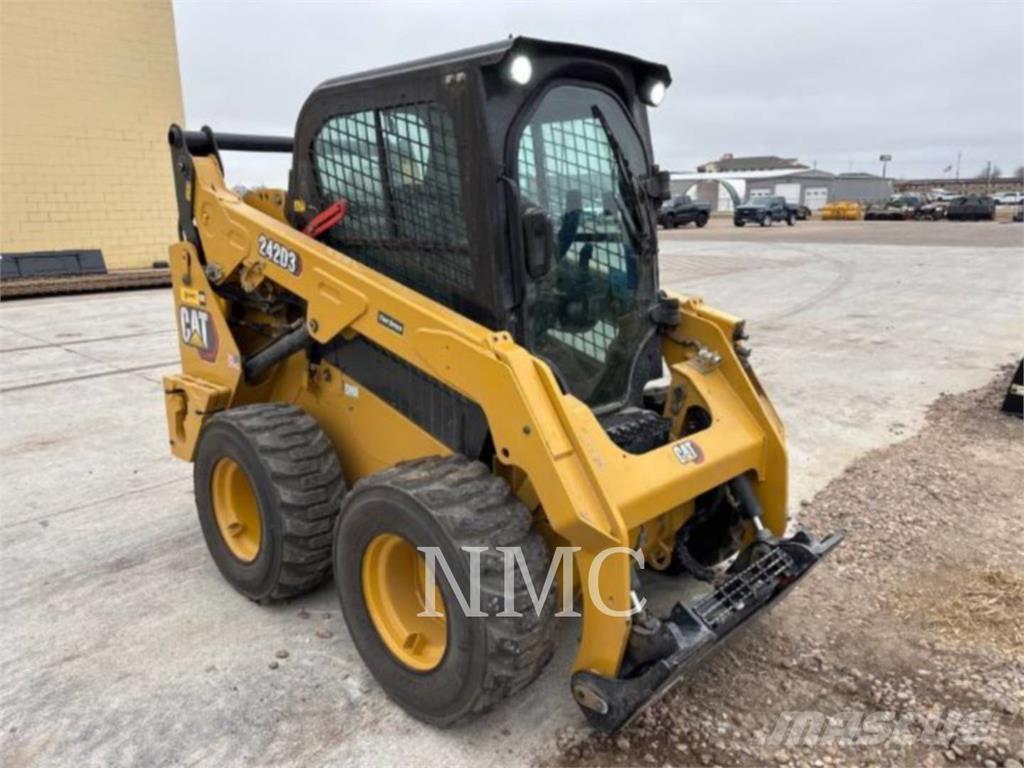CAT 242D3 Mini Pale Gommate