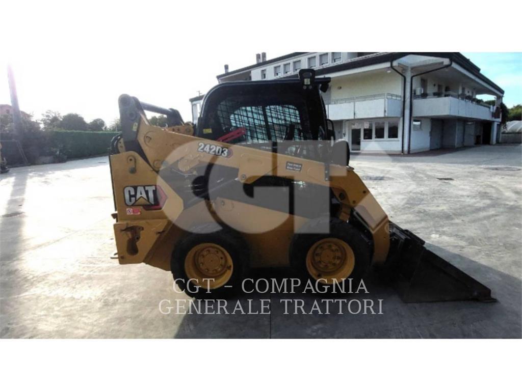 CAT 242D3 Mini Pale Gommate