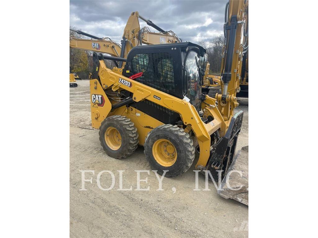 CAT 242D3 Mini Pale Gommate