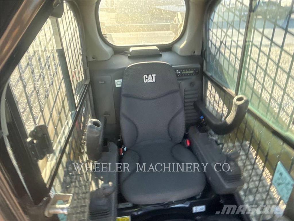 CAT 249D3 C3H2 Pale cingolate