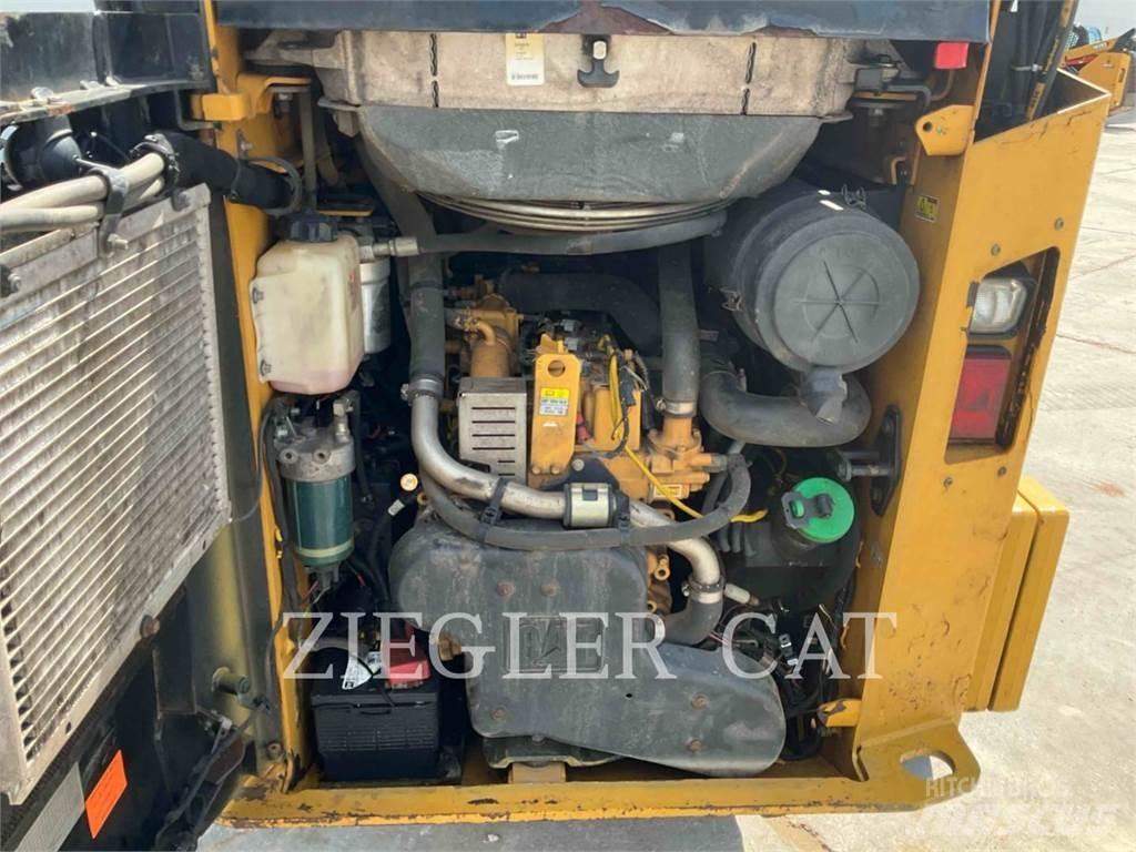 CAT 257D Pale cingolate