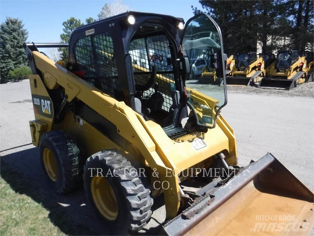 CAT 262D Mini Pale Gommate