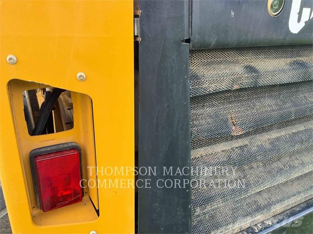 CAT 262D Mini Pale Gommate
