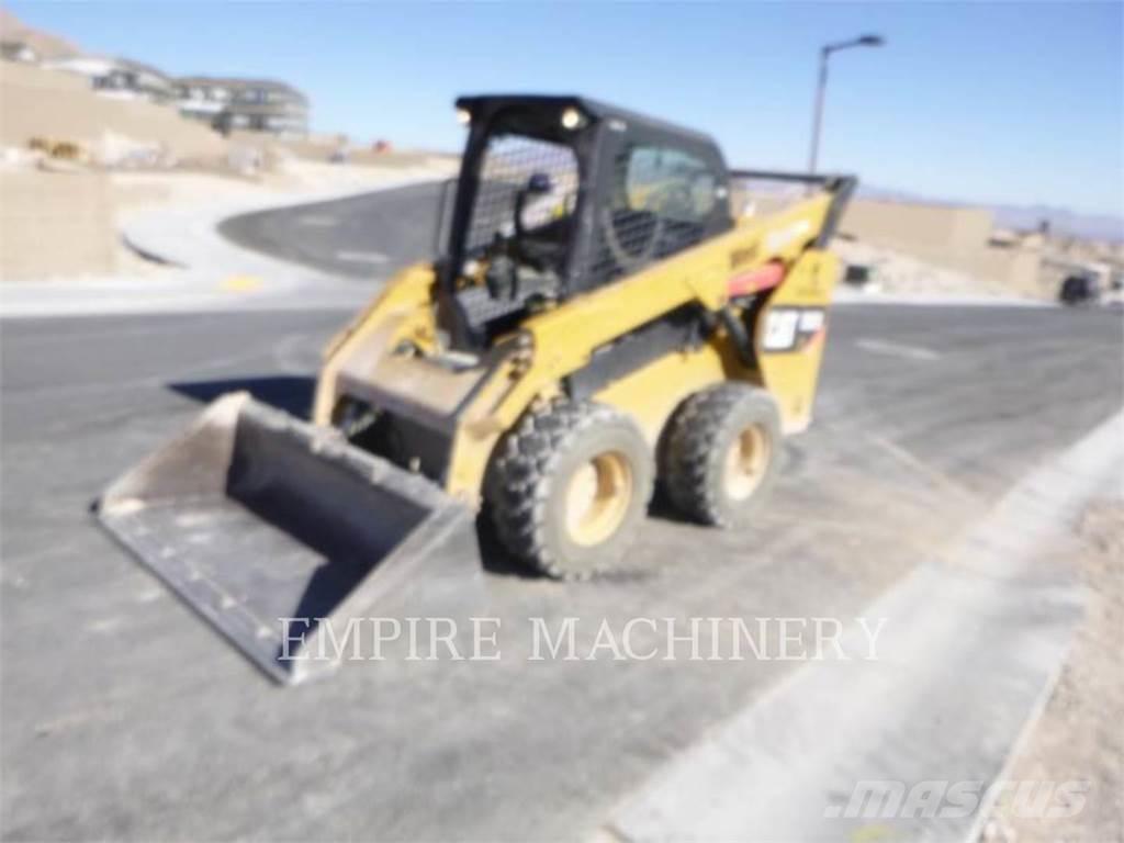 CAT 262D Mini Pale Gommate