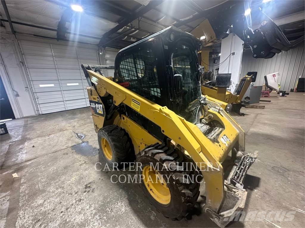CAT 262D ACHF Mini Pale Gommate