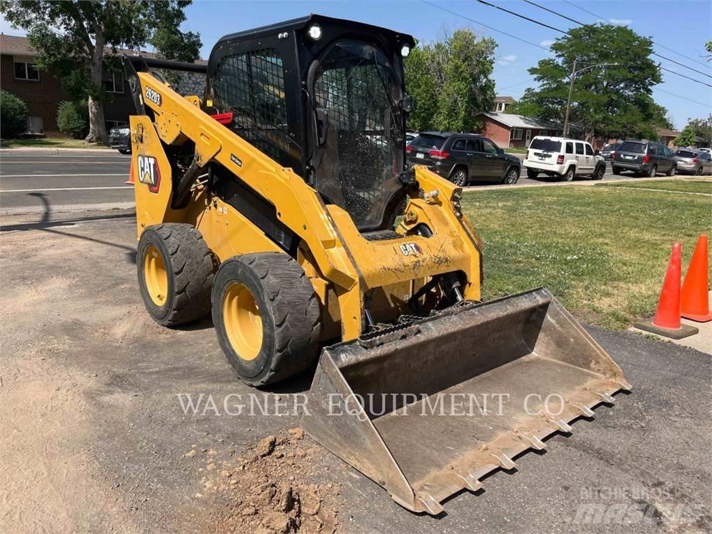 CAT 262D3 Mini Pale Gommate