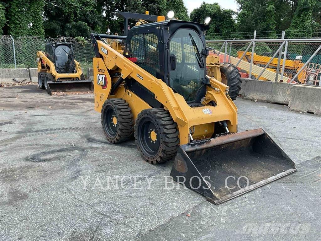CAT 262D3 Mini Pale Gommate