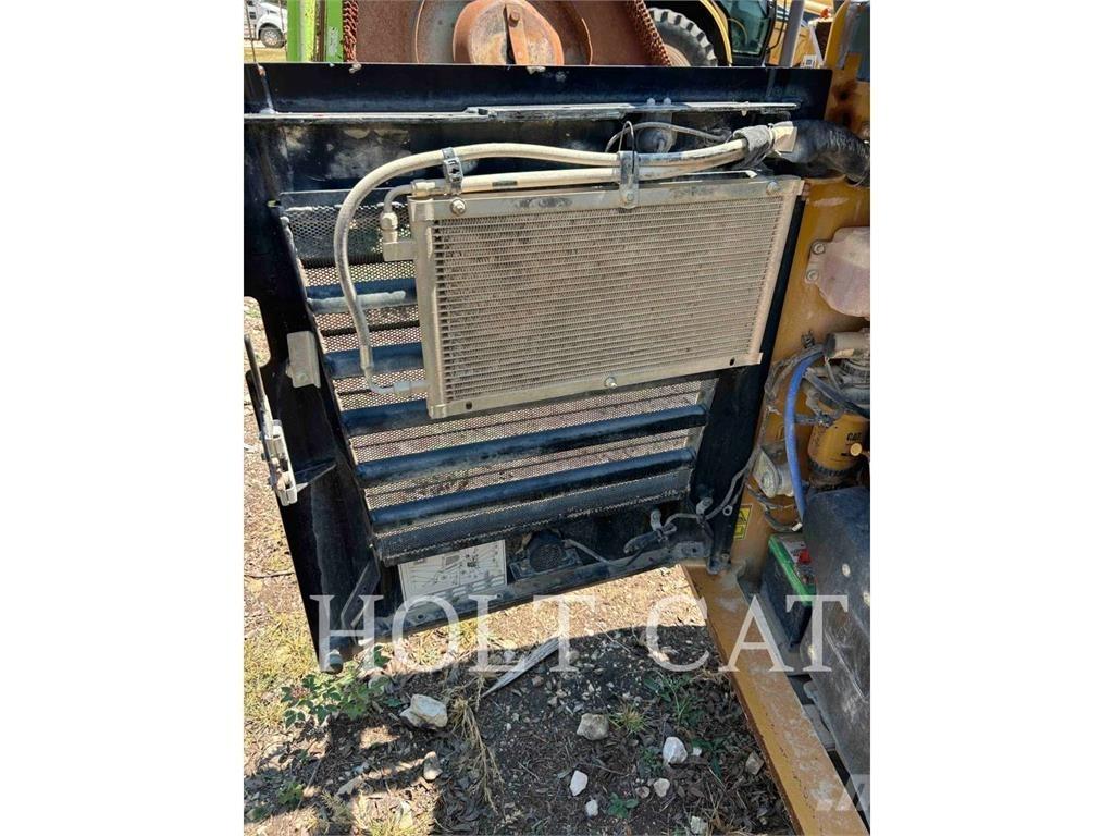 CAT 262D3 Mini Pale Gommate