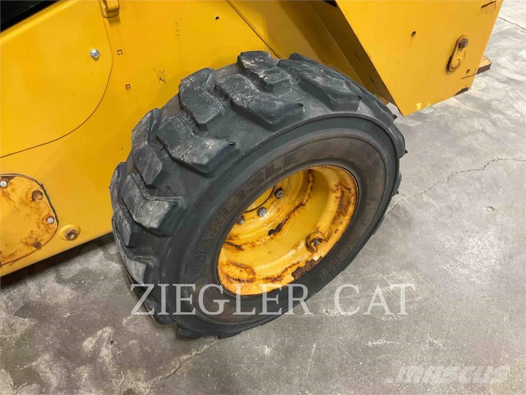 CAT 262D3 Mini Pale Gommate