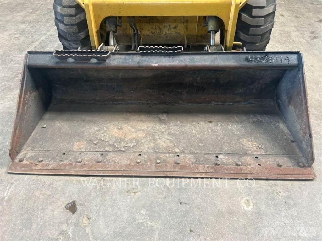 CAT 272D2 Mini Pale Gommate